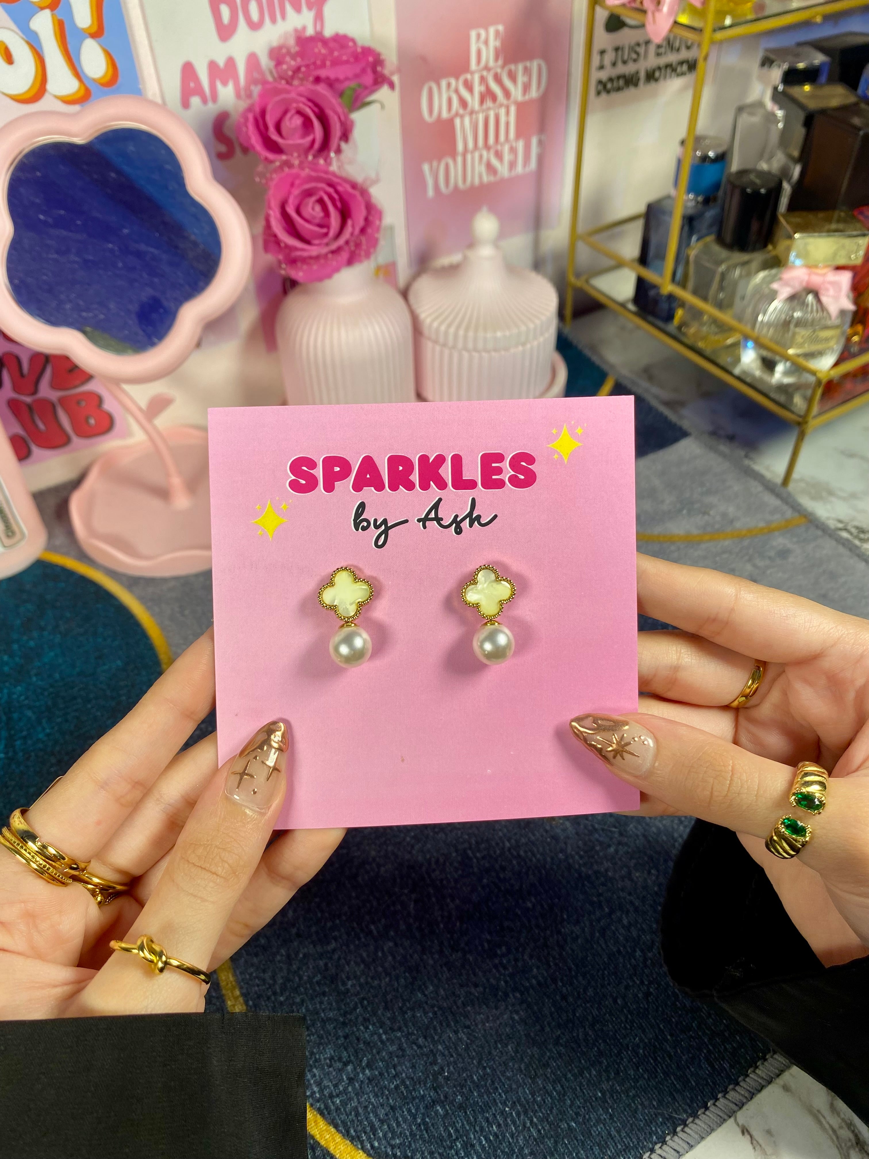 Pearl clover studs ( white ) 🎀