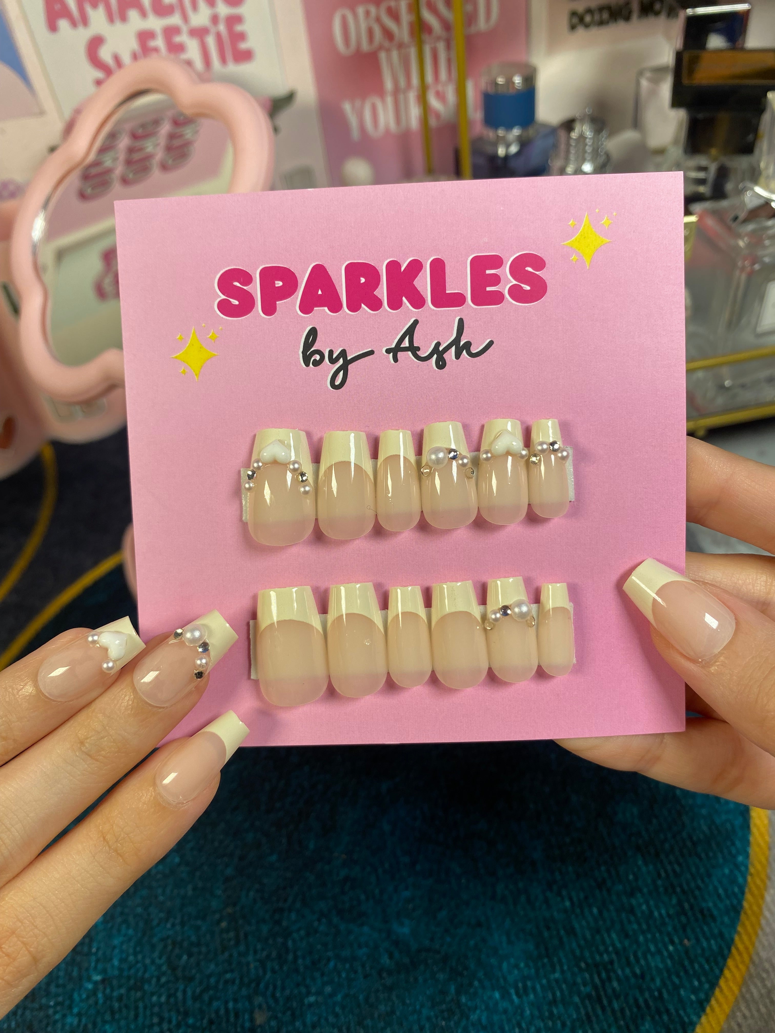 Trendy French nails 💅 ( free application kit )