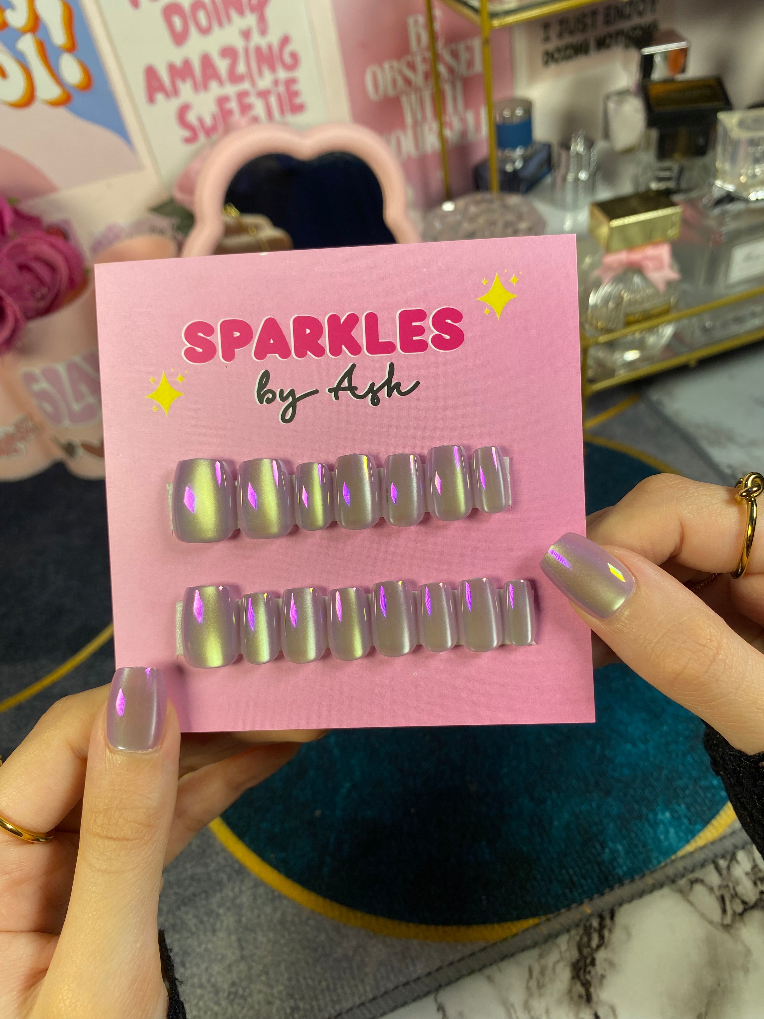 Trendy cat-eye nails 💅 ( free application kit )