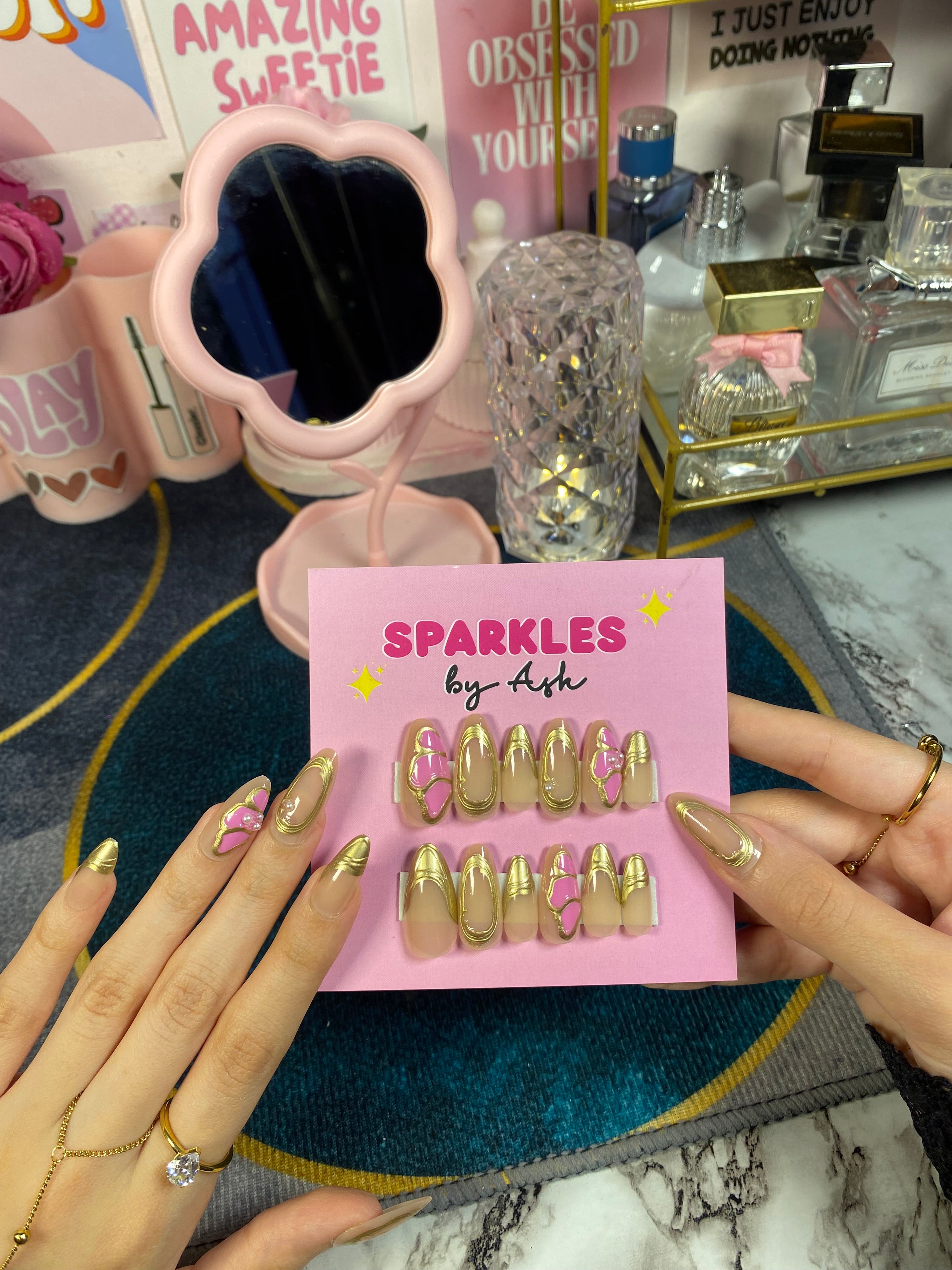 Luxury butterfly nails💅 ( free application kit)