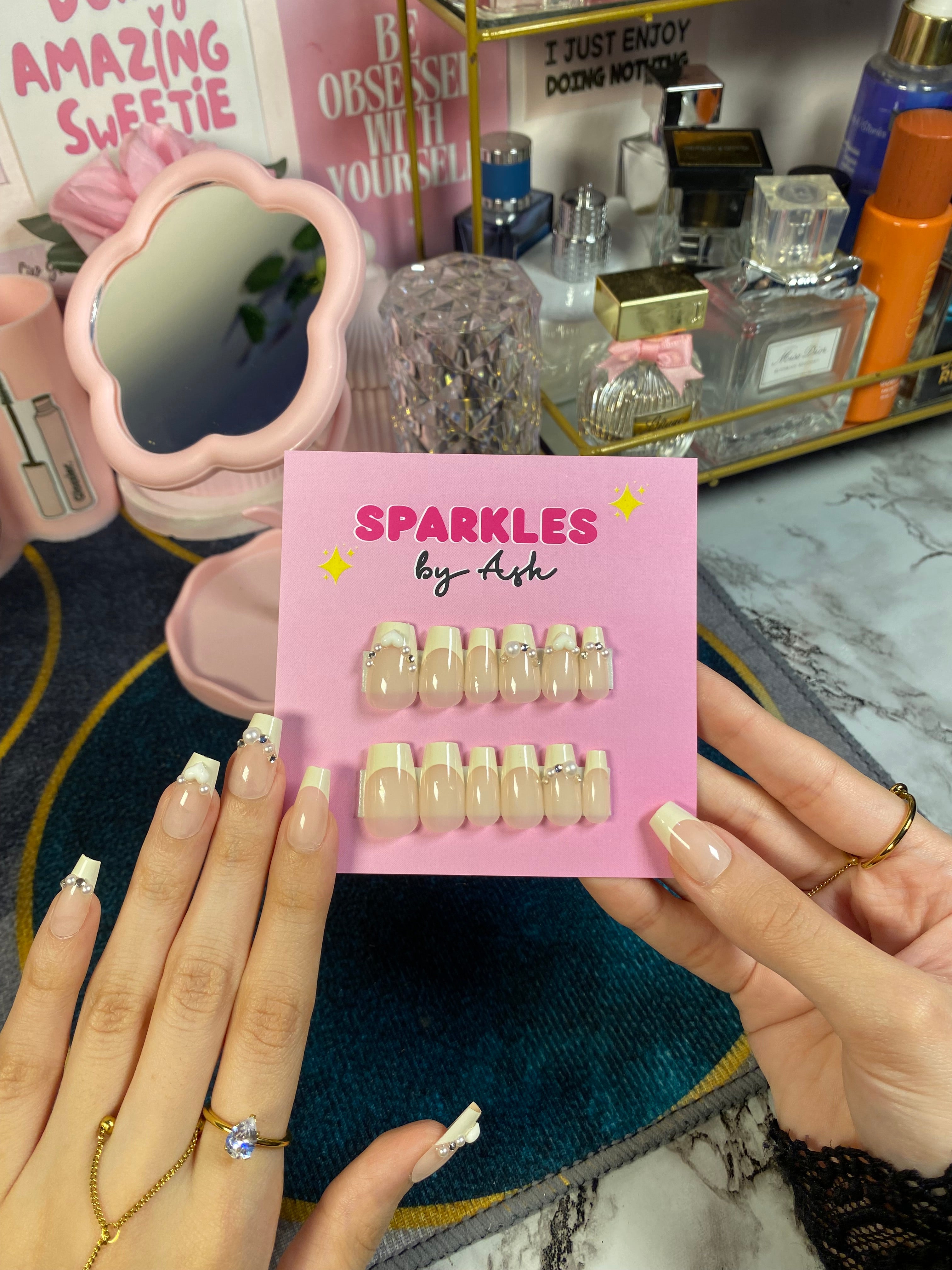 Trendy French nails 💅 ( free application kit )