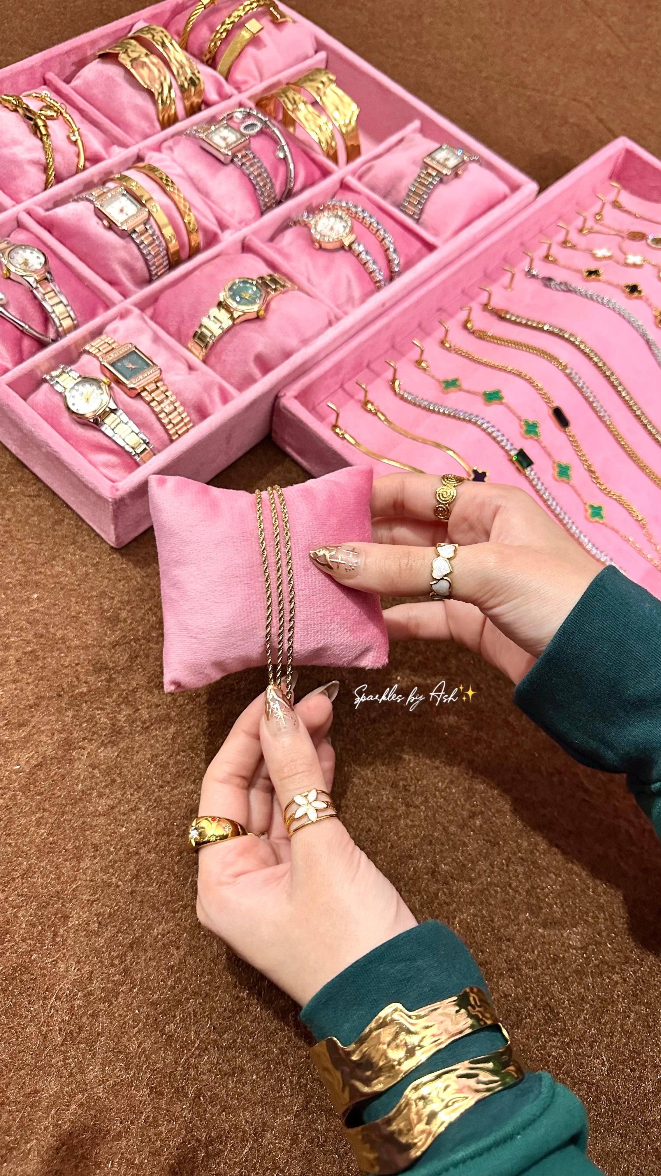 Unisex golden bracelet